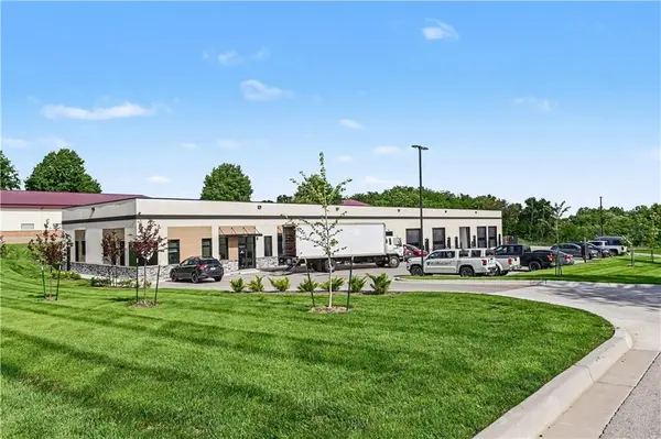 208 W Richardson ST, Smithville, MO 64089