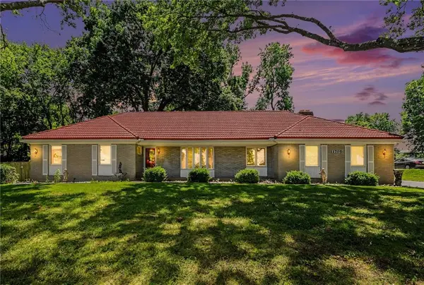 11705 W 60th PL, Shawnee, KS 66203