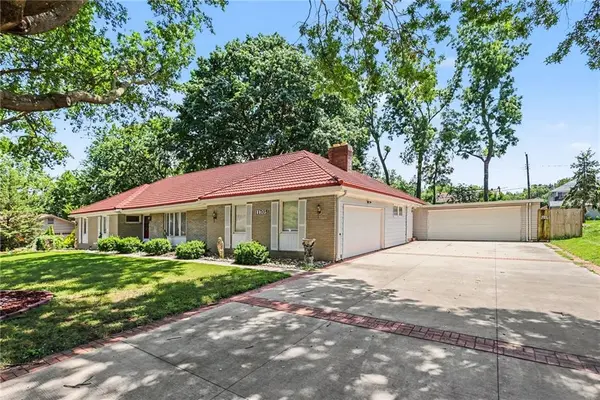 11705 W 60th PL, Shawnee, KS 66203