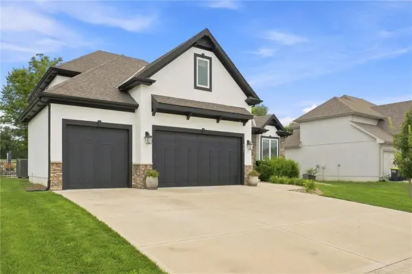921 Foxglove LN, Kearney, MO 64060