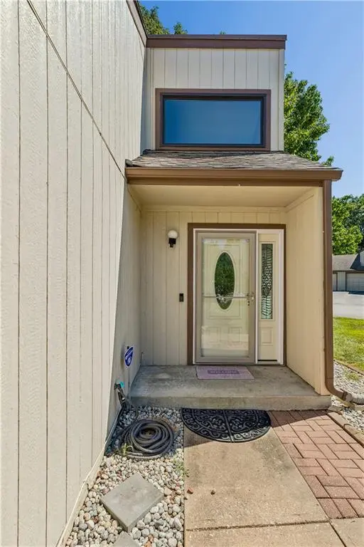 734 E 121st TER, Kansas City, MO 64146