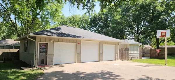305 S Berkley ST, Louisburg, KS 66053