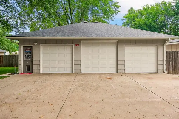 305 S Berkley ST, Louisburg, KS 66053