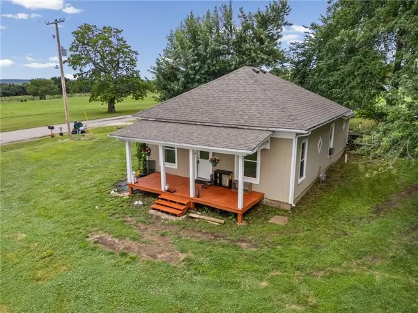 32473 NE Norton RD, Garnett, KS 66032