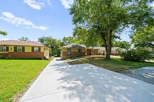 8209 Kenwood AVE, Kansas City, MO 64131