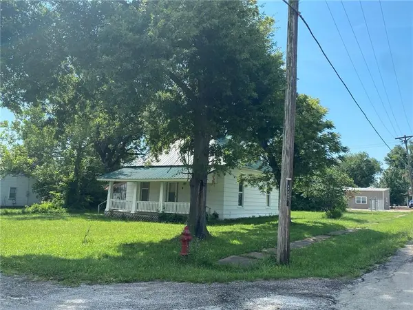 15 E 6th ST, Adrian, MO 64720