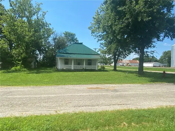 15 E 6th ST, Adrian, MO 64720