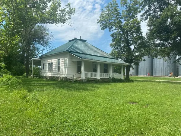 15 E 6th ST, Adrian, MO 64720