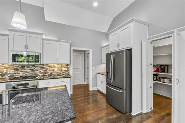 6229 N Green Hills LN, Kansas City, MO 64151