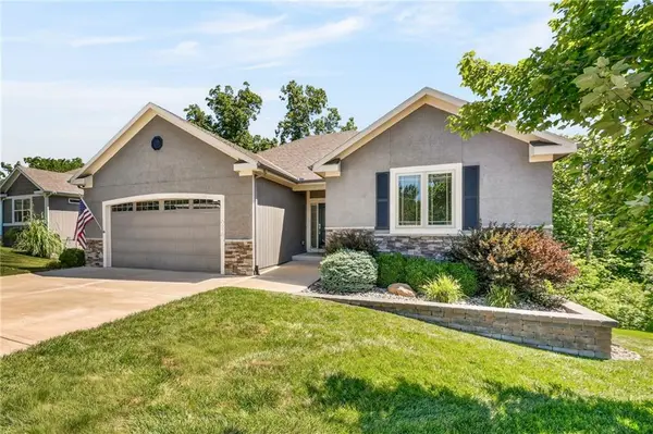 6229 N Green Hills LN, Kansas City, MO 64151
