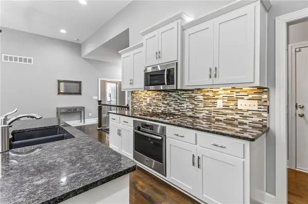 6229 N Green Hills LN, Kansas City, MO 64151