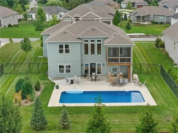 1109 SW Brookside CT, Lee's Summit, MO 64064