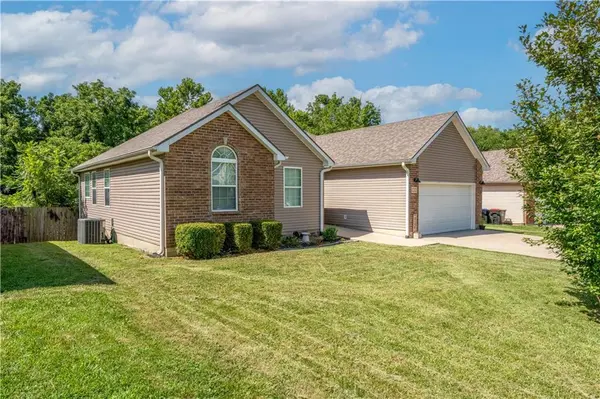 1212 Nottingham DR, Warrensburg, MO 64093