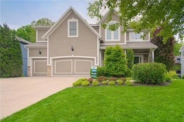 24301 W 80th PL, Lenexa, KS 66227