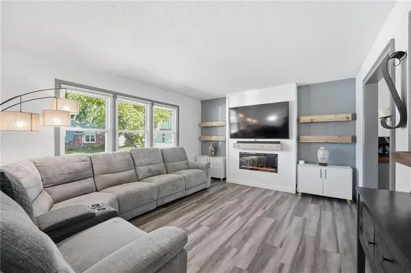 9221 Sturgeon DR, Overland Park, KS 66212
