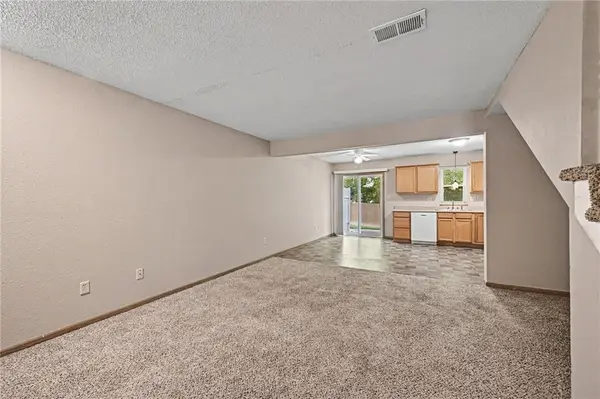 210 Pointe LN, Raymore, MO 64083