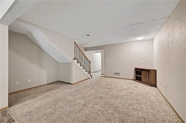 210 Pointe LN, Raymore, MO 64083