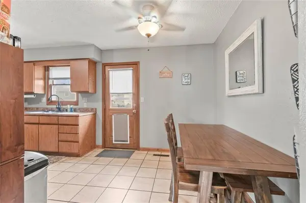 1304 SE 20TH ST, Oak Grove, MO 64075