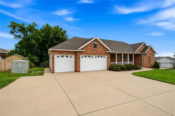 700 E 10th ST, Kearney, MO 64060