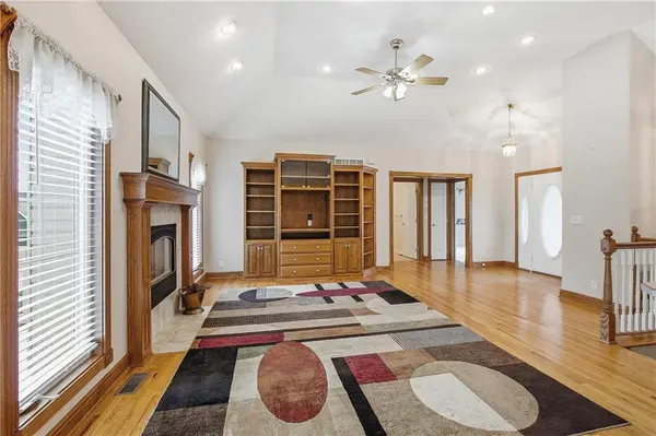 700 E 10th ST, Kearney, MO 64060