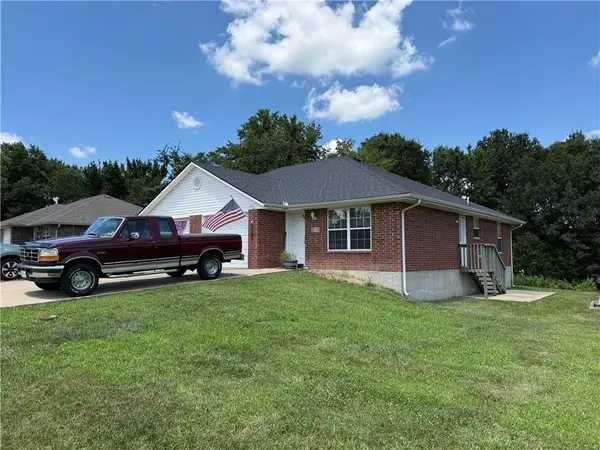 208-210 NW Woodbury DR, Grain Valley, MO 64029