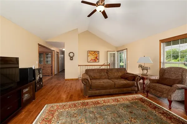 25029 Dehoff RD, Tonganoxie, KS 66086
