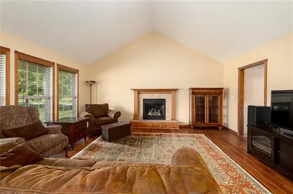 25029 Dehoff RD, Tonganoxie, KS 66086