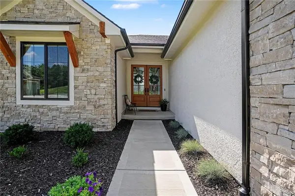 10200 River Hills DR, Parkville, MO 64152