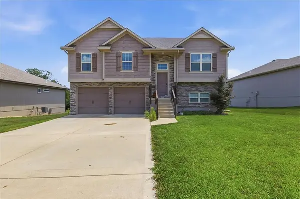 809 N Whispering Hills DR, Lone Jack, MO 64070