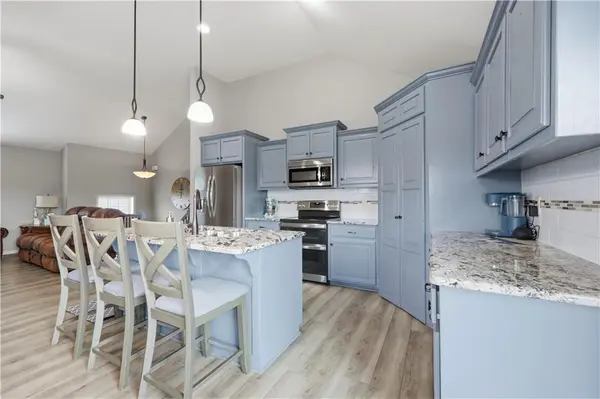 809 N Whispering Hills DR, Lone Jack, MO 64070
