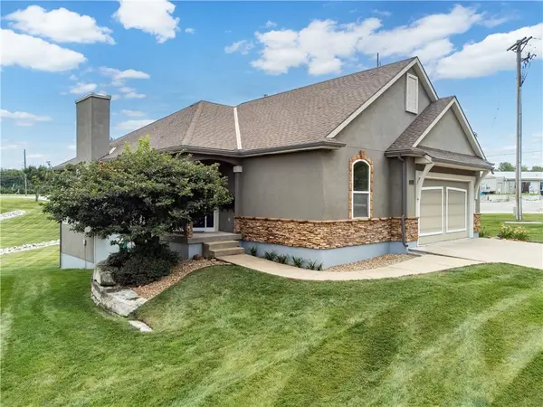 4701 Indigo Hills DR, Blue Springs, MO 64015