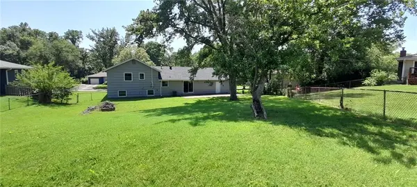 1604 NE 60th TER, Gladstone, MO 64118