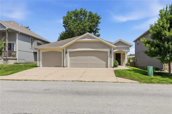 241 Jenny LN, Raymore, MO 64083