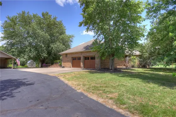1426 E State Line RD, Baxter Springs, KS 66713