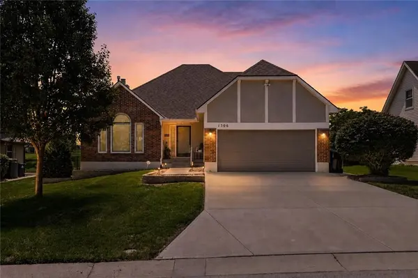 1306 SW Stonecreek DR, Blue Springs, MO 64015