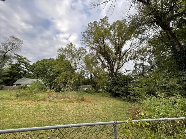 7039, 7041, 7043 College AVE, Kansas City, MO 64132