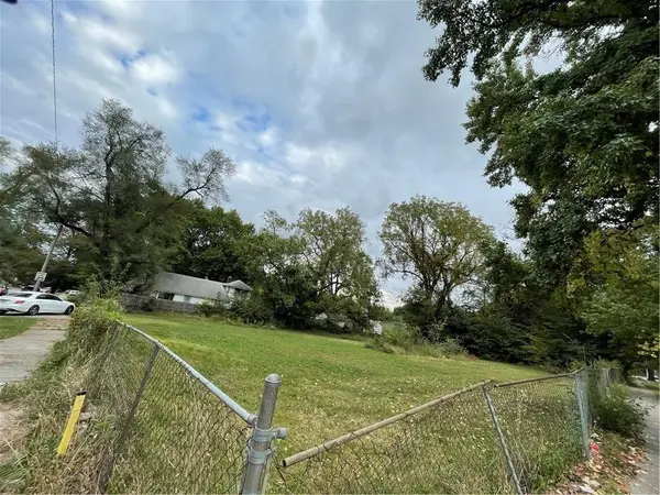 7039, 7041, 7043 College AVE, Kansas City, MO 64132