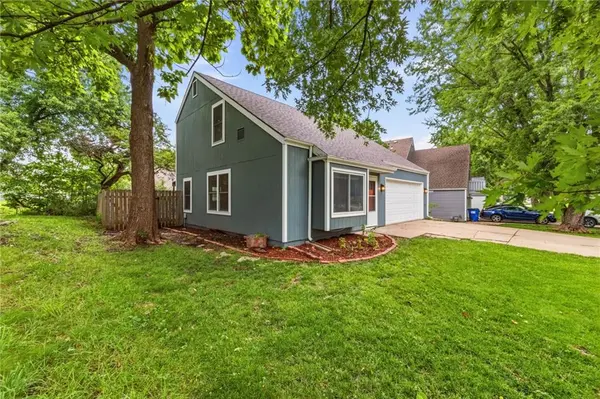 213 Deerfield LN, Lawrence, KS 66049