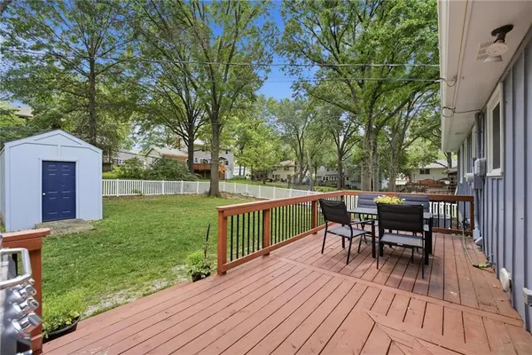 1605 NE 69th TER, Gladstone, MO 64118