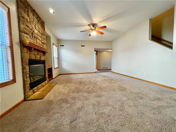 916 Eagle Ridge DR, Baldwin City, KS 66006