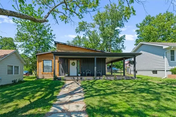 608 W Miami ST, Paola, KS 66071