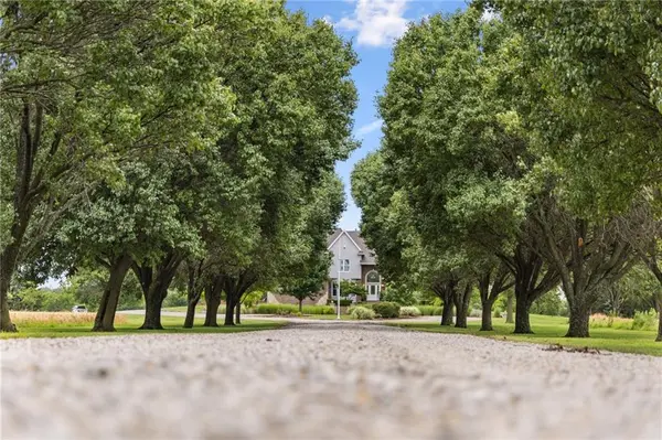 4631 S Country Club RD, Chanute, KS 66720
