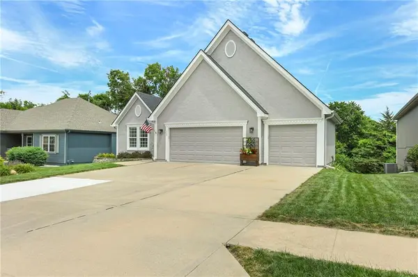 537 NE Topaz DR, Lee's Summit, MO 64086