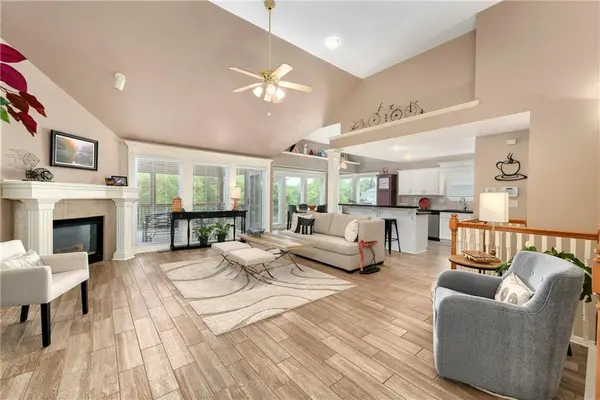 537 NE Topaz DR, Lee's Summit, MO 64086
