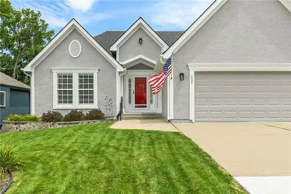 537 NE Topaz DR, Lee's Summit, MO 64086