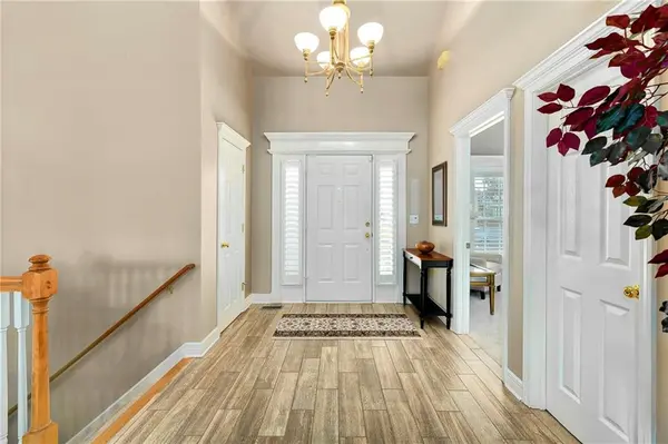 537 NE Topaz DR, Lee's Summit, MO 64086