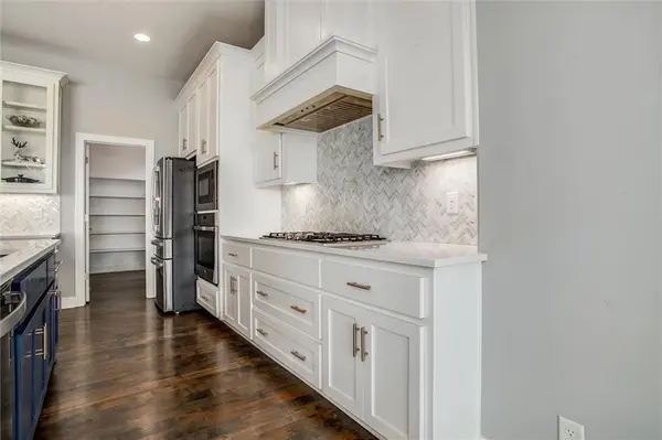 613 SW Brummel RD, Lee's Summit, MO 64081
