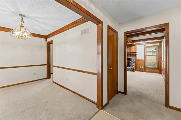 8639 Greenway LN, Lenexa, KS 66215