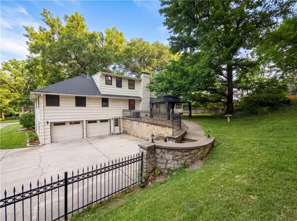 4321 NW Briarcliff LN, Kansas City, MO 64116