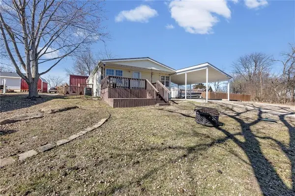 89 Lakeview LN, Linn Valley, KS 66040